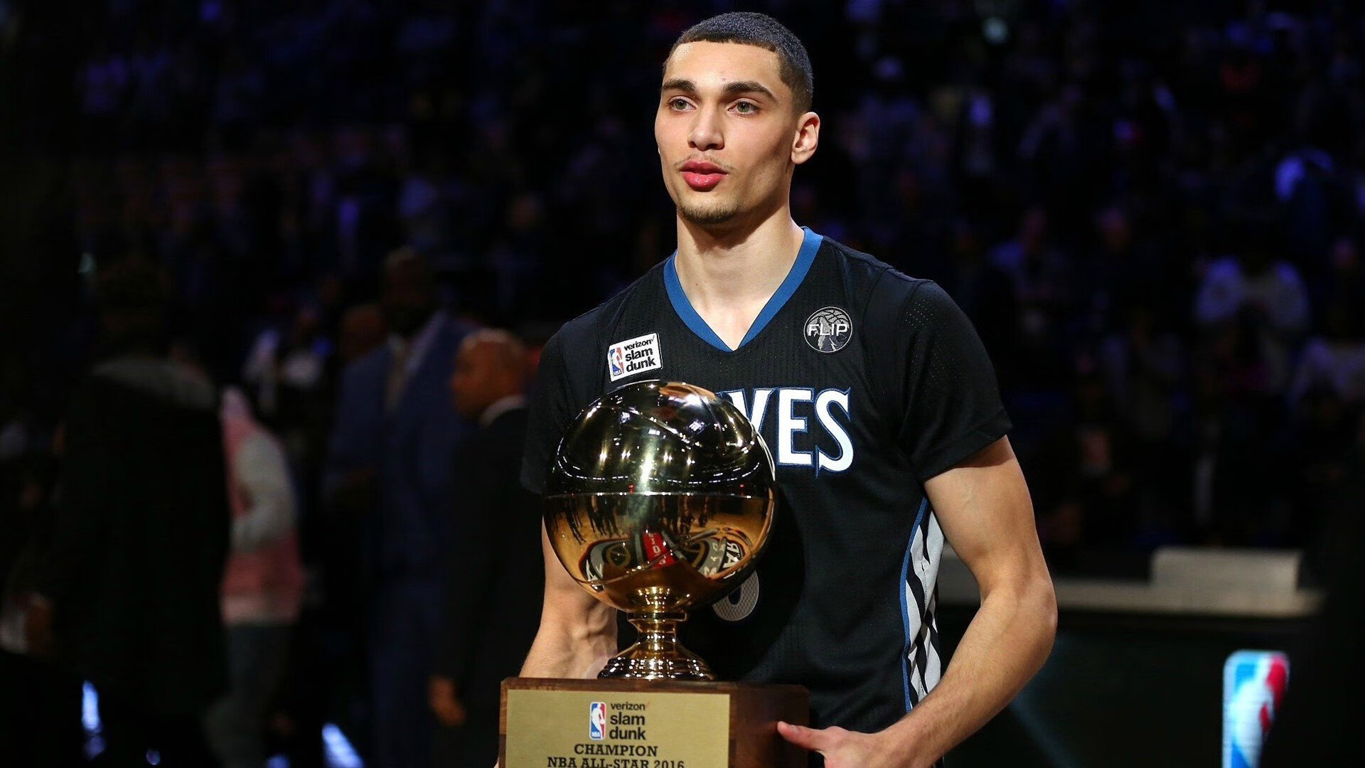 最后时刻胜出首场状态出色,巴塞罗那观众沸腾!,德布劳内重返赛场赛场气氛高涨